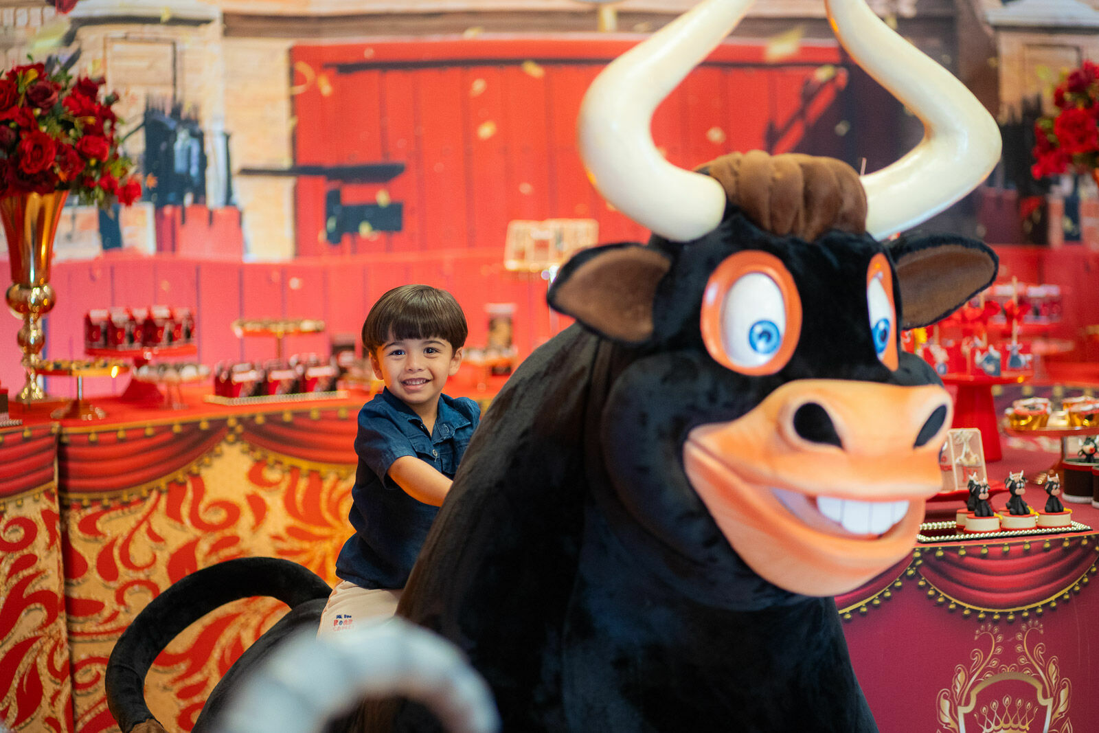 Foto Dois aninhos do João Victor: uma aventura com o Touro Ferdinando Foto Dois aninhos do João Victor: uma aventura com o Touro Ferdinando - Imagem 39