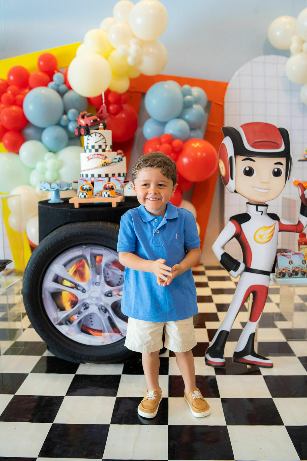 Foto Monster Machines para um menino gigante em alegria! Foto Monster Machines para um menino gigante em alegria! - Imagem 21