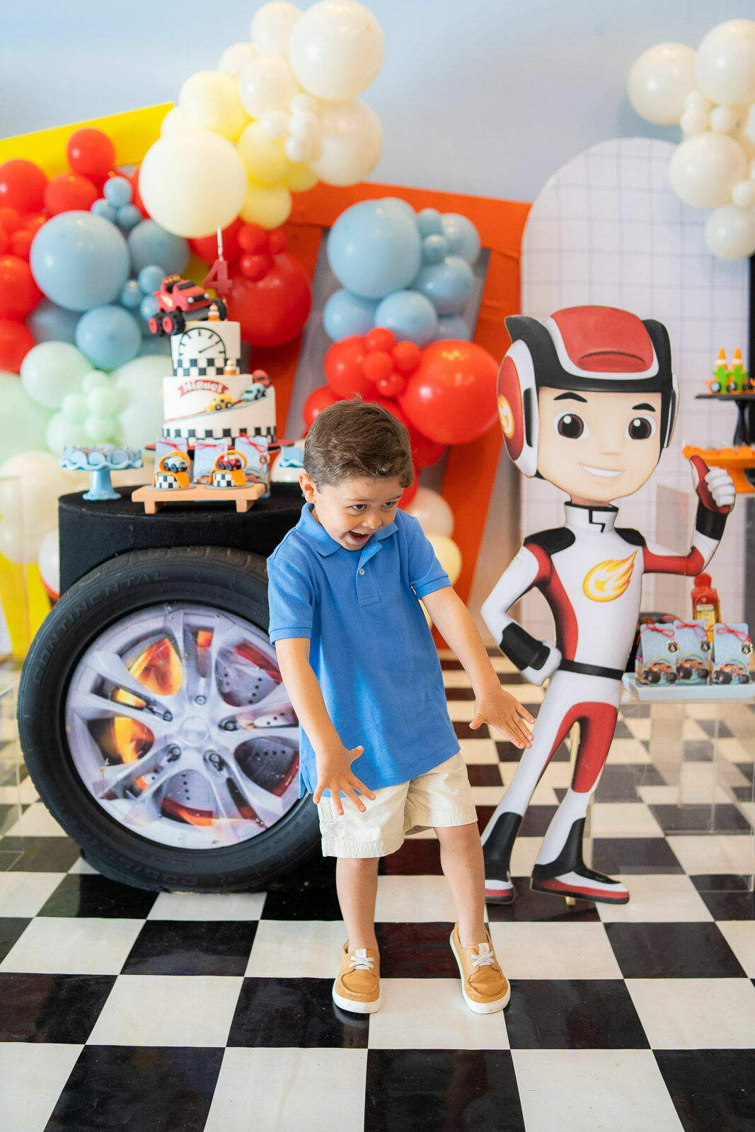 Foto Monster Machines para um menino gigante em alegria! Foto Monster Machines para um menino gigante em alegria! - Imagem 20