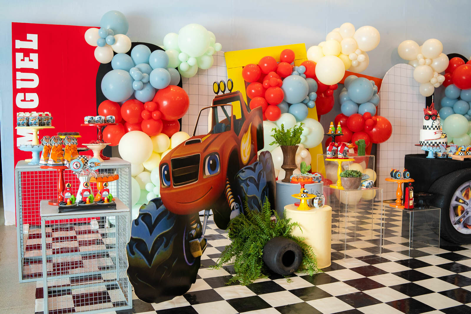 Foto Monster Machines para um menino gigante em alegria! Foto Monster Machines para um menino gigante em alegria! - Imagem 12