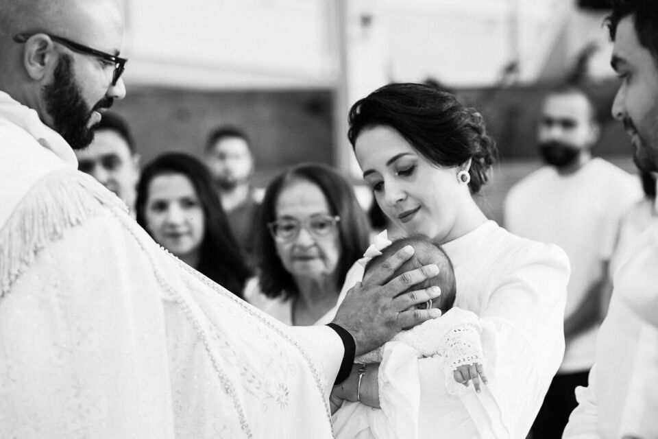 Batizado da Maria Isabel reúne gerações e emociona com presença de avós e bisavós Batizado da Maria Isabel reúne gerações e emociona com presença de avós e bisavós