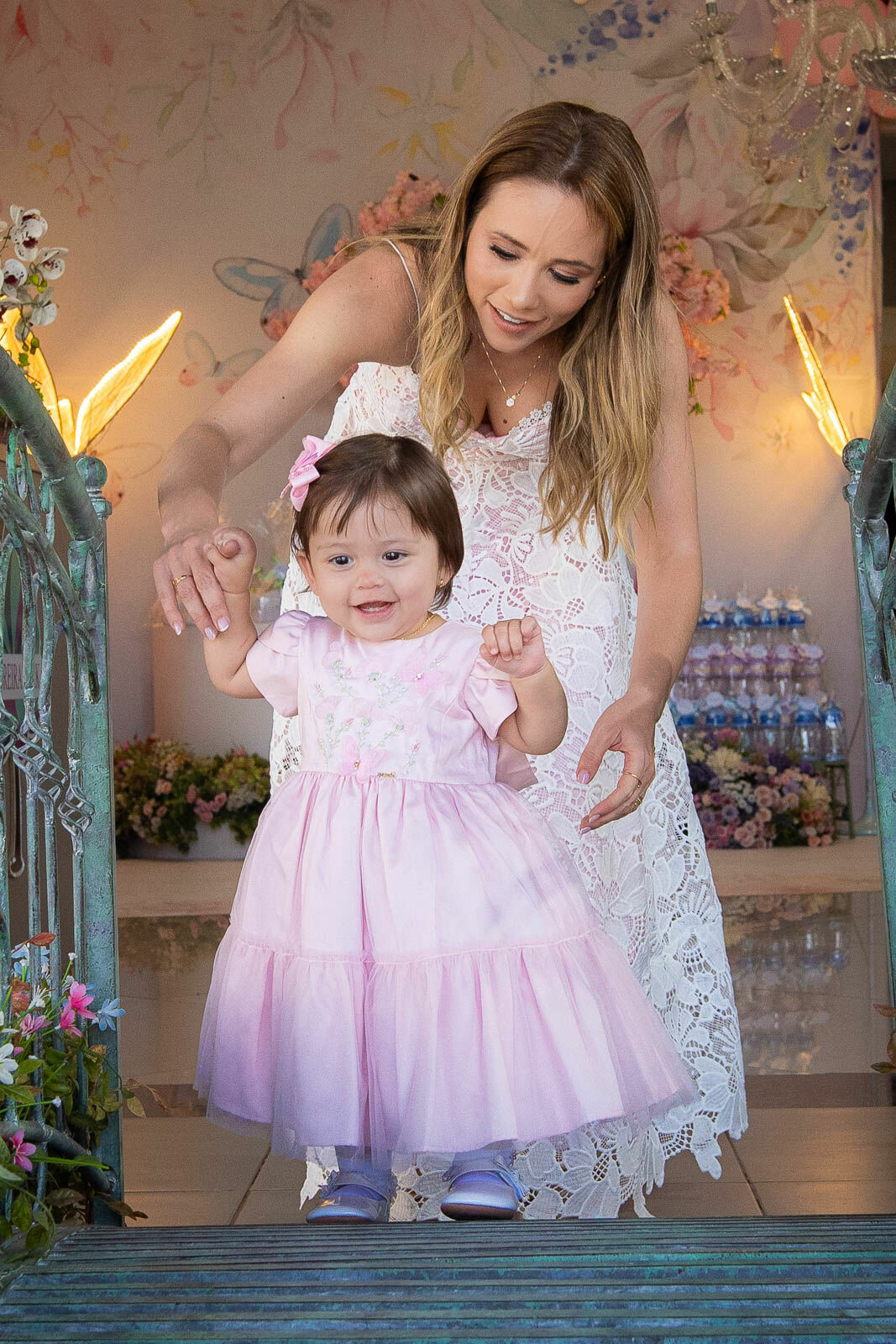 Foto Aniversário de 1 ano da Beatriz encanta com jardim mágico e muita alegria na Amoreira Park Foto Aniversário de 1 ano da Beatriz encanta com jardim mágico e muita alegria na Amoreira Park - Imagem 4