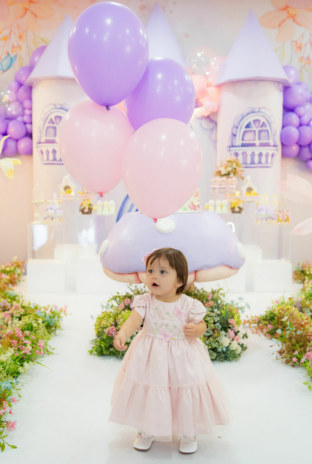 Foto Aniversário de 1 ano da Beatriz encanta com jardim mágico e muita alegria na Amoreira Park Foto Aniversário de 1 ano da Beatriz encanta com jardim mágico e muita alegria na Amoreira Park - Imagem 11