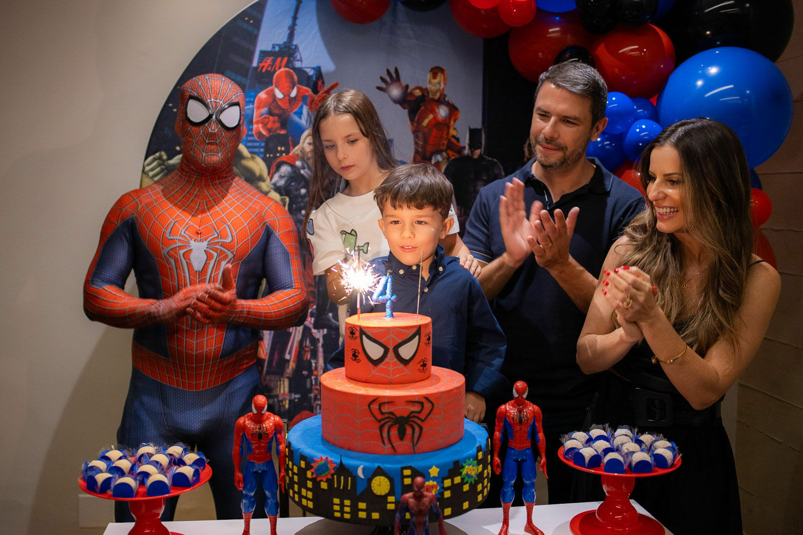 Foto Felipe, o aniversário e a visita surpreendente do Homem-Aranha com lanternas no escuro Foto Felipe, o aniversário e a visita surpreendente do Homem-Aranha com lanternas no escuro - Imagem 6
