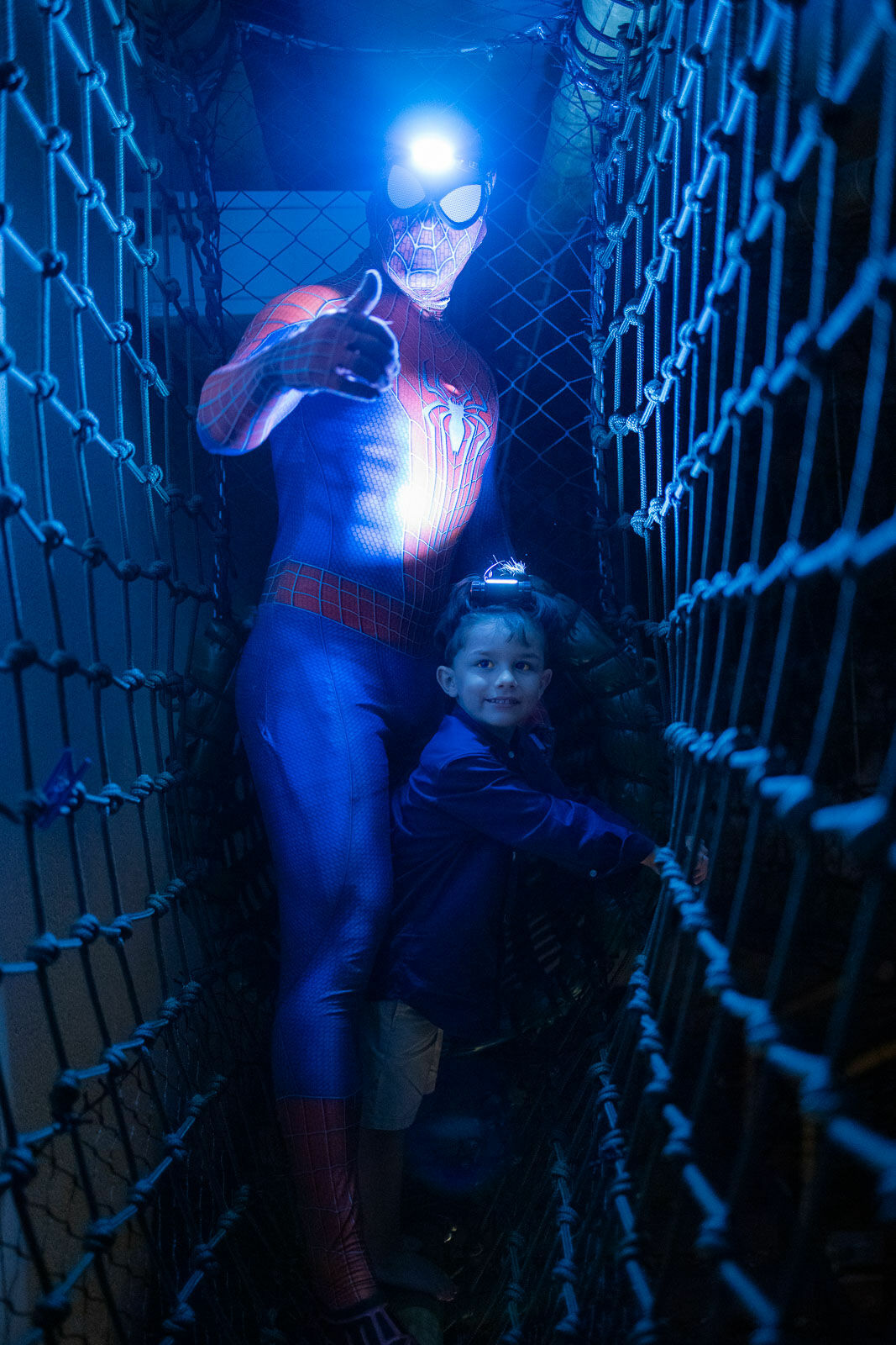 Foto Felipe, o aniversário e a visita surpreendente do Homem-Aranha com lanternas no escuro Foto Felipe, o aniversário e a visita surpreendente do Homem-Aranha com lanternas no escuro - Imagem 4