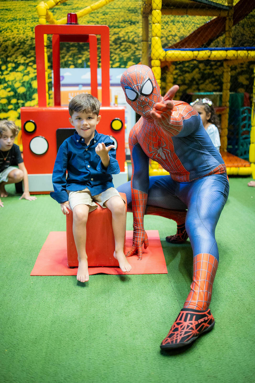 Foto Felipe, o aniversário e a visita surpreendente do Homem-Aranha com lanternas no escuro Foto Felipe, o aniversário e a visita surpreendente do Homem-Aranha com lanternas no escuro - Imagem 2