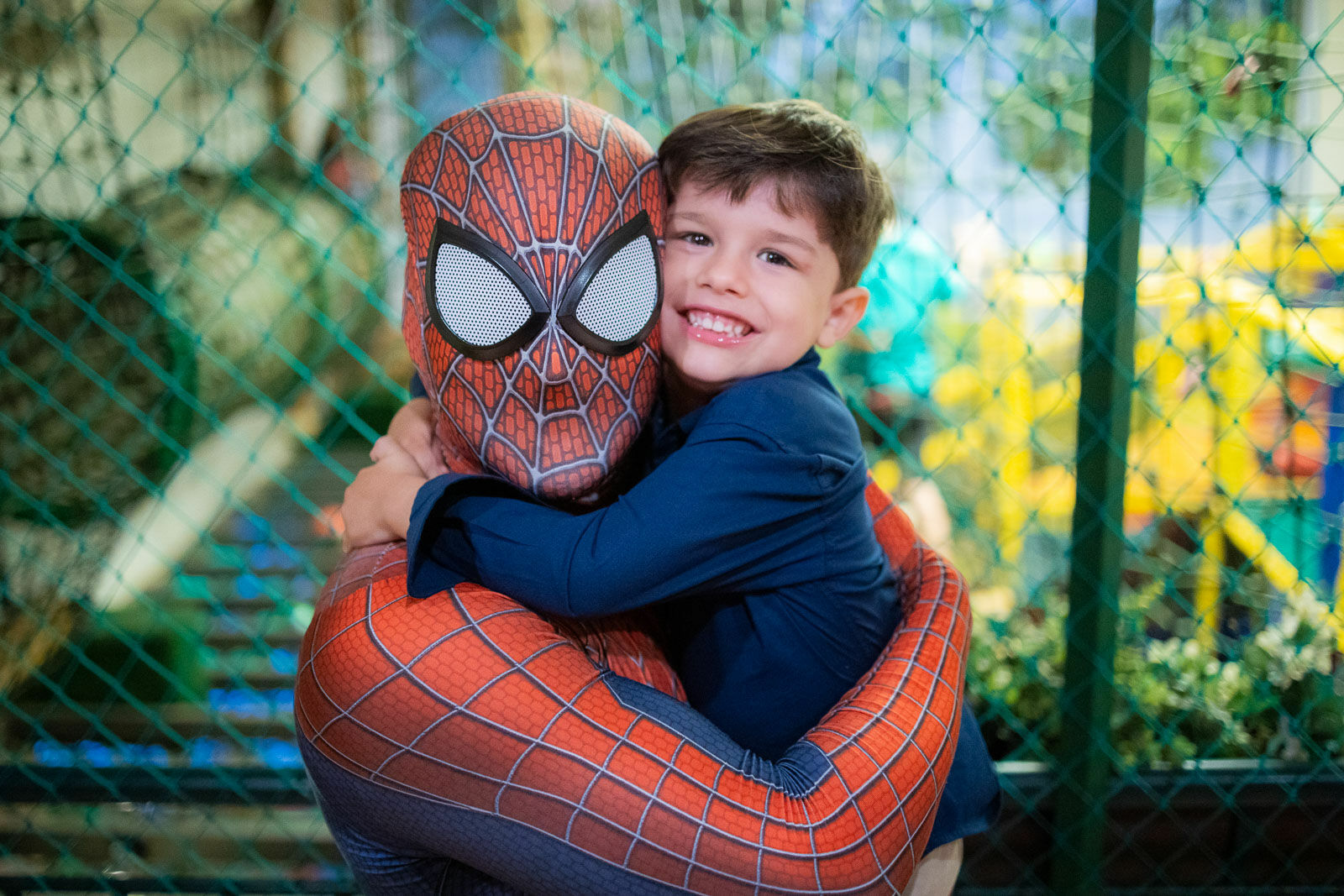 Foto Felipe, o aniversário e a visita surpreendente do Homem-Aranha com lanternas no escuro Foto Felipe, o aniversário e a visita surpreendente do Homem-Aranha com lanternas no escuro - Imagem 3