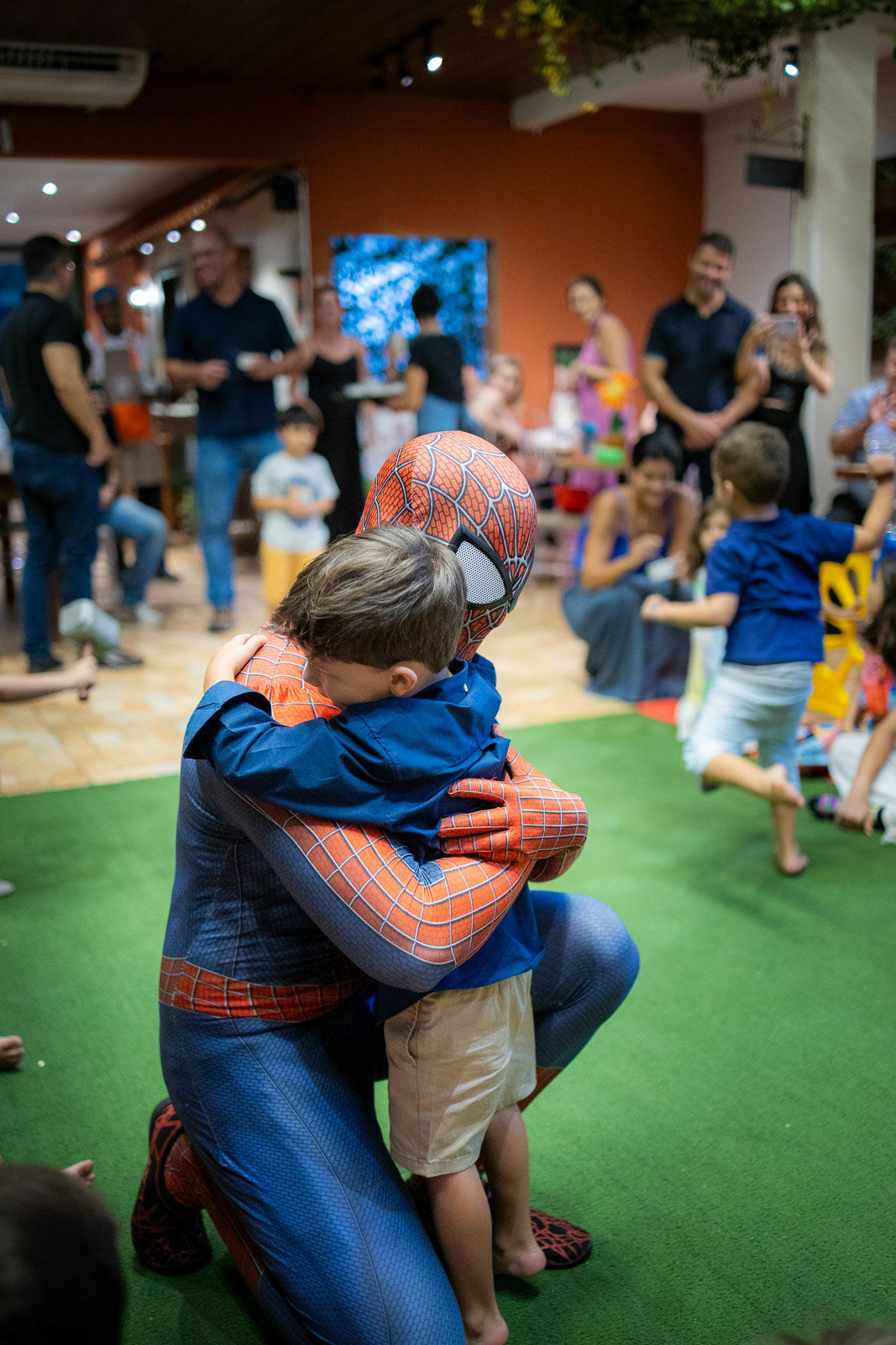 Foto Felipe, o aniversário e a visita surpreendente do Homem-Aranha com lanternas no escuro Foto Felipe, o aniversário e a visita surpreendente do Homem-Aranha com lanternas no escuro - Imagem 1