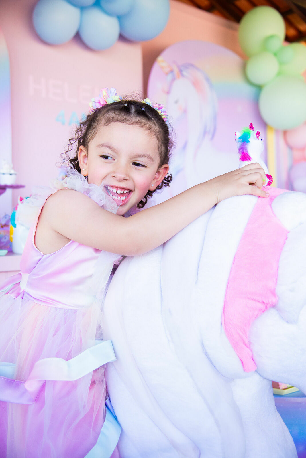 Foto O Mundo Mágico de Helena: Um Aniversário de Unicórnio Cheio de Encanto Foto O Mundo Mágico de Helena: Um Aniversário de Unicórnio Cheio de Encanto - Imagem 7