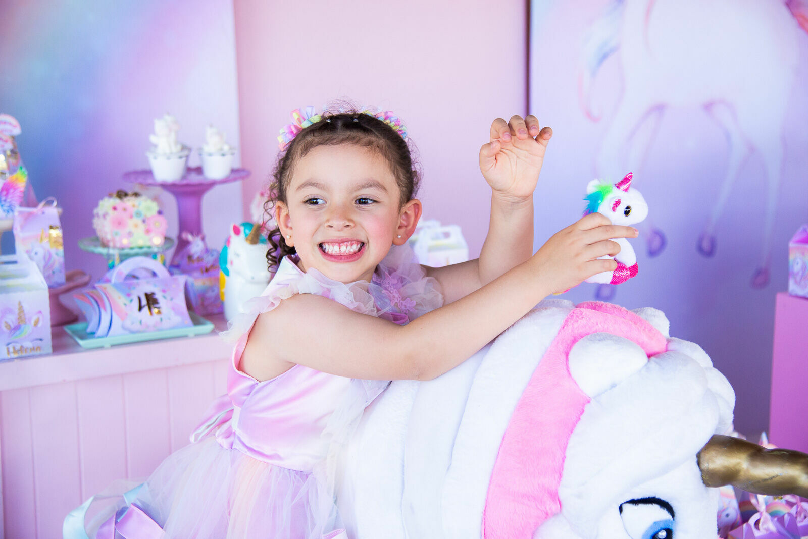 Foto O Mundo Mágico de Helena: Um Aniversário de Unicórnio Cheio de Encanto Foto O Mundo Mágico de Helena: Um Aniversário de Unicórnio Cheio de Encanto - Imagem 3