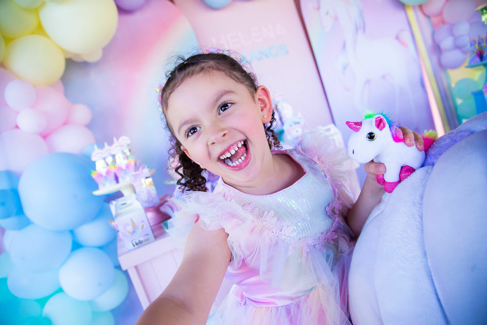 Foto O Mundo Mágico de Helena: Um Aniversário de Unicórnio Cheio de Encanto Foto O Mundo Mágico de Helena: Um Aniversário de Unicórnio Cheio de Encanto - Imagem 6